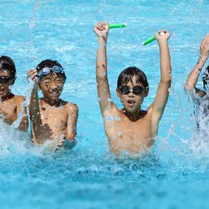 真夏日はプールへ サッカーに効く水中トレーニング サカイク