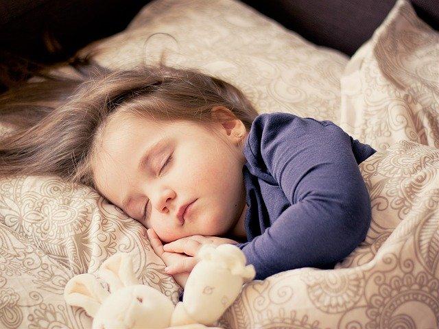 寝る子は育つは本当 睡眠と成長の関係について解説 サカイク