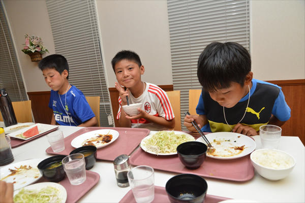 ごはんorパン 朝食べるとサッカーの動きがアップするのは サカイク