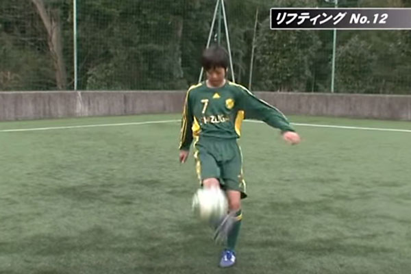 静学サッカー部に学ぶ 回転をかけたリフティング サカイク